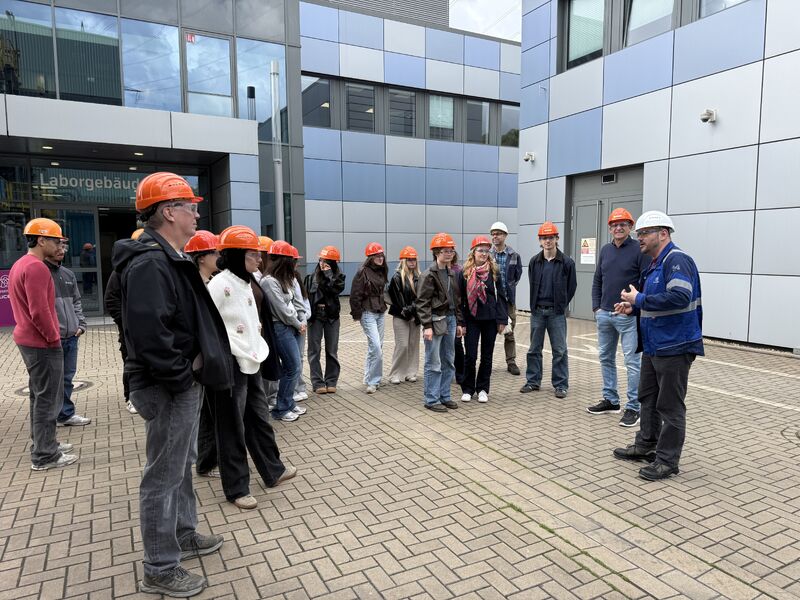 Foto: Chemie-Abiturjahrgang des Krupp-Gymnasiums zu Gast