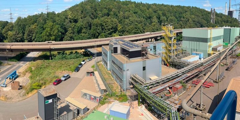 Luftaufnahme des Carbon2Chem®-Technikums mit Anlagen und Rohrleitungen am Hüttenwerk Duisburg