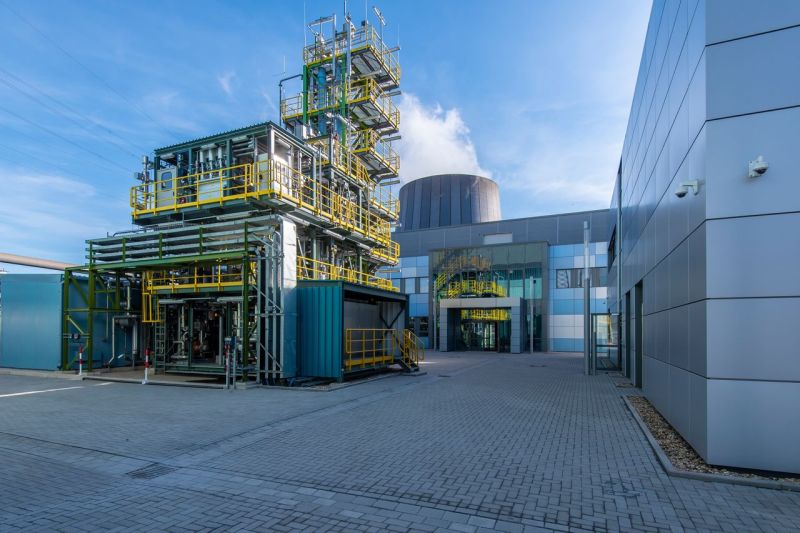 Versuchsanlage vor dem Laborgebäude des Carbon2Chem®-Technikums bei blauem Himmel
