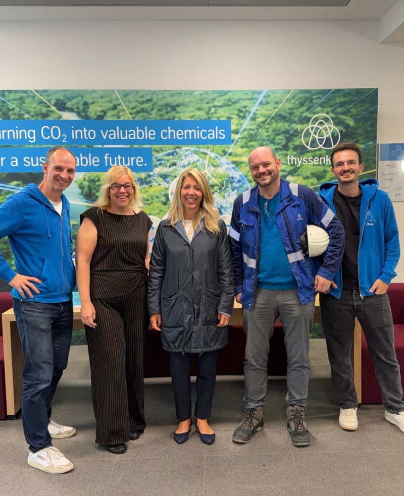 Gruppenfoto im Empfangsbereich zur Begrüßung von Sara Regine Hassett bei Carbon2Chem®