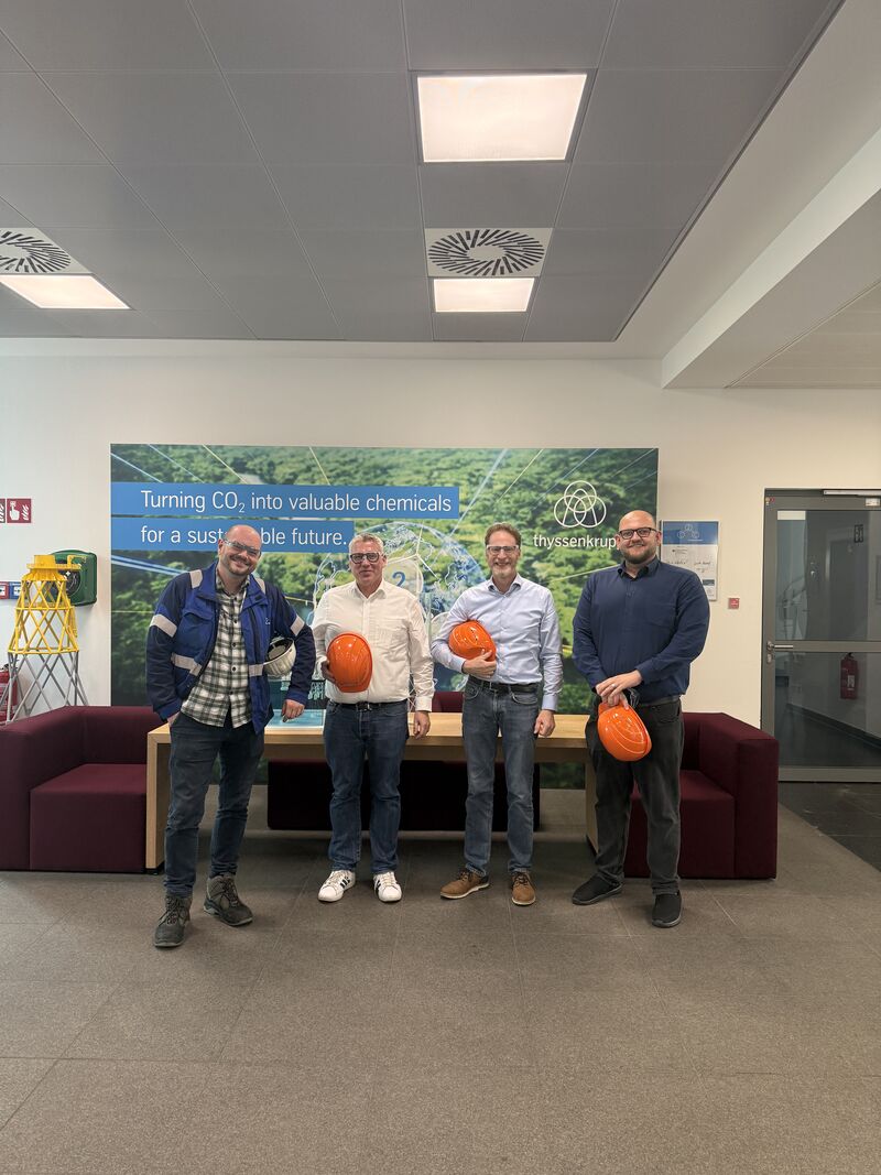Gäste von Bosch Power Solutions und H2Saar mit Schutzhelmen im Empfangsbereich des Technikums
