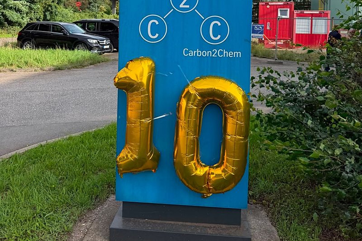 Carbon2Chem®-Stele mit goldenen Ballonziffern „10“ vor dem Technikum in Duisburg